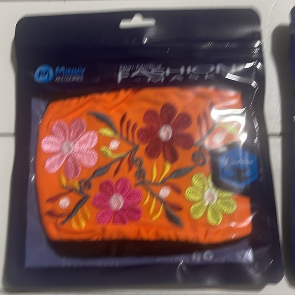 2 Minky Floral Fashion Masks - Picture 5 of 7